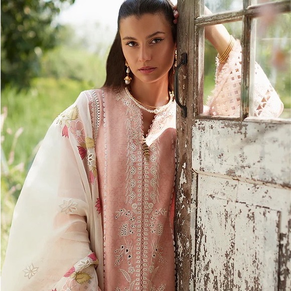 ❌SOLD❌Suffuse by sana yasir NAYLA luxury lawn 23 - Picture 12 of 16